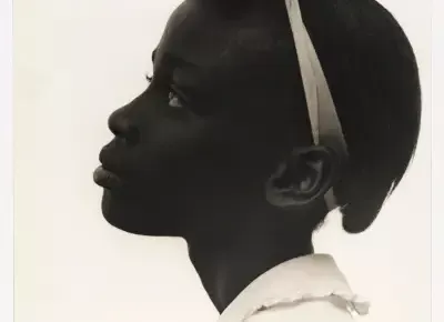 Young Girl in Profile [Muchacha de perfil], 1948. Brooklyn Museum, donación de Wallace B. Putnam del Estate of Consuelo Kanaga © Brooklyn Museum