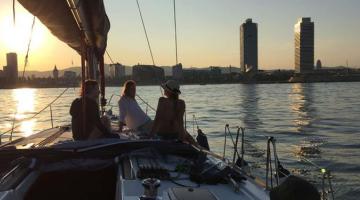 Viaje en barco por la costa de Barcelona
